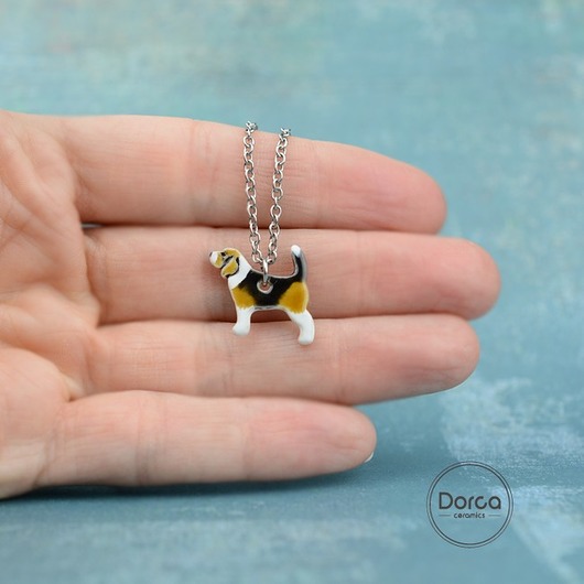 Beagle mini zawieszka- ceramiczny naszyjnik Dorca