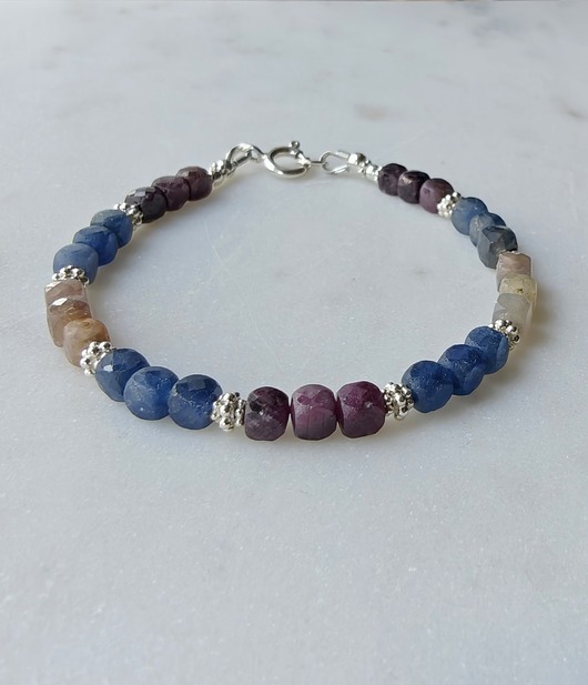 bransoletki srebrne Ekskluzywna bransoletka z szafirów i rubinów