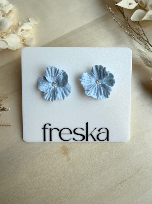kolczyki z masy plastycznej Kolczyki Kwiaty średnie - błękitne LIMITED
