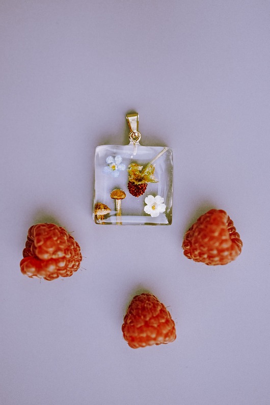 wisiory Fruit gems -  naszyjnik z poziomką, las w naszyjniku