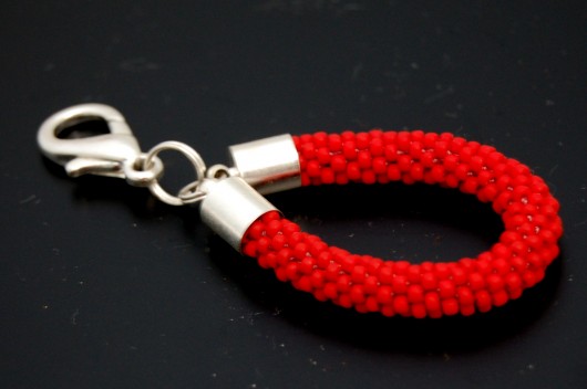 Koralikowy breloczek do kluczy czerwony MadeByInati