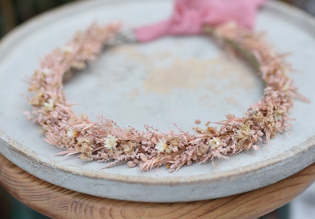 wianki komunijne Różowo - beżowy  komunijny wianek na głowę z stabilizowanych kwiatów