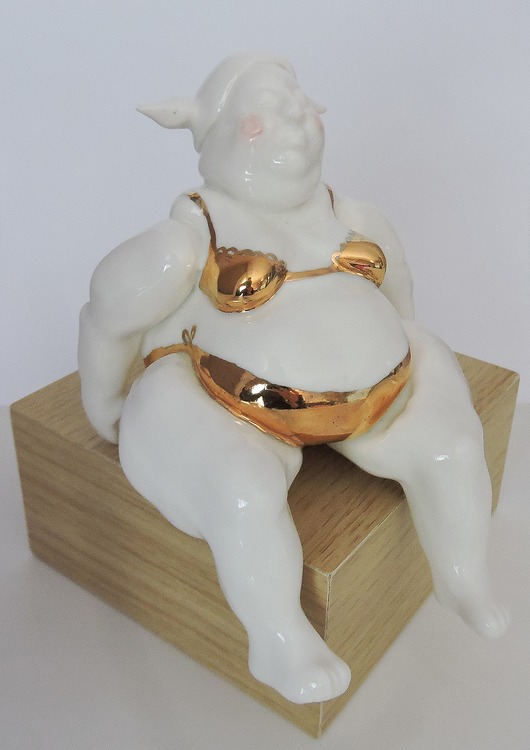 Porcelanowa Figurka, Plażowiczka w złotym stroju Pangzi Ceramics