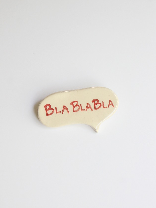 broszki Broszka ceramiczna z napisem BLA BLA BLA