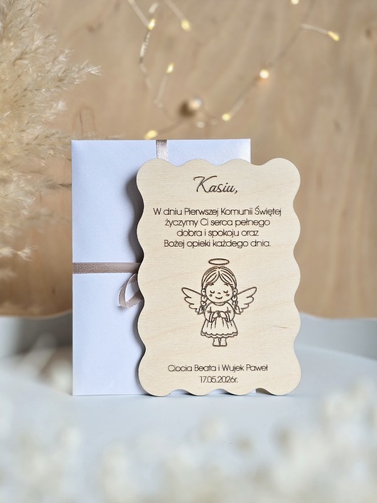 kartki na komunię Drewniana kartka komunijna dla dziewczynki z grawerem