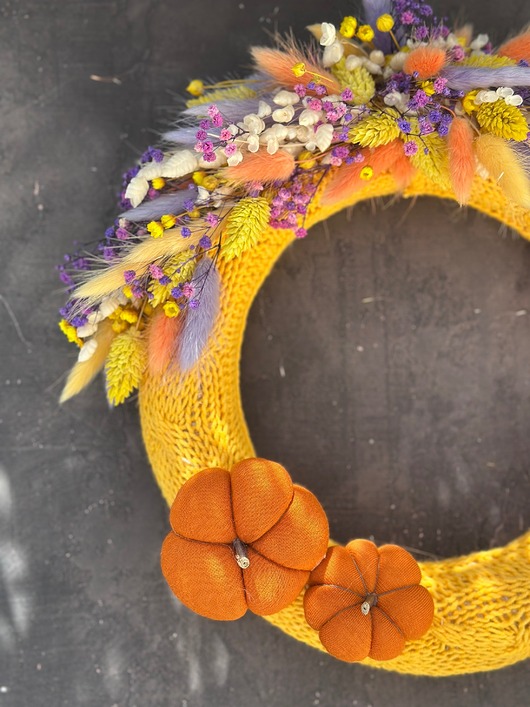 wianki Wianek w żółtym, ręcznie dzierganym sweterku z suszonymi roślinami