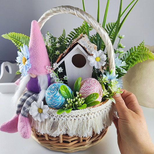 ozdoby wielkanocne Wielkanocny stroik gnom w koszyku
