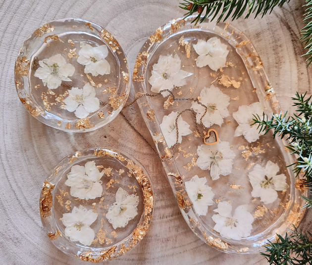 pojemniki na biżuterię Biała ostróżka i płatki złota - podstawka z żywicy z wyższym brzegiem