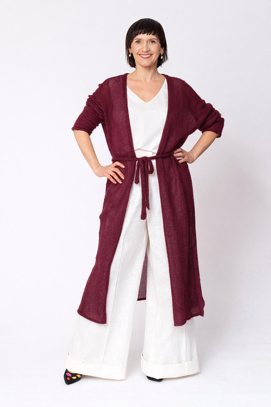 kardigany damskie Długi kardigan wełniany z paskiem - Bakłażanowy