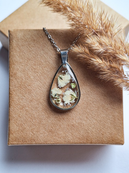 wisiory Naszyjnik z żywicy łezka srebrny kwiaty białej gipsówki