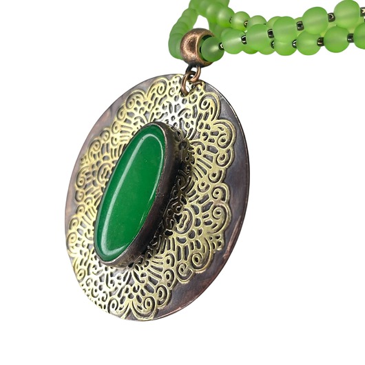 wisiory Okrągły wisior z zielonym jadeitem na ażurowym tle