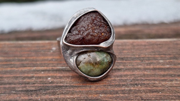 pierścionki - różne Surowy z zielonym - pierścionek regulowany