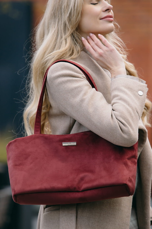 torby na ramię Bordowa MINI TOTE z nubuku tapicerskiego.