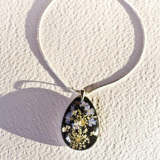 Naszyjnik z kwiatkiem w żywicy So Jewelry