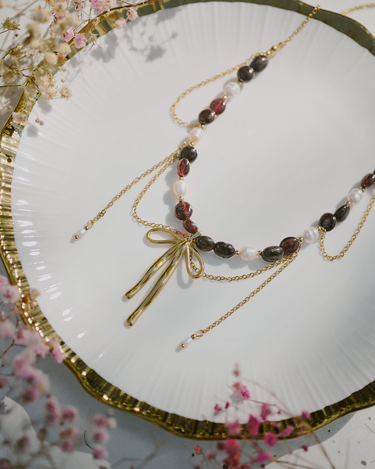 złote naszyjniki Naszyjnik z kokardą i granatem, falbanki z łańcuszka