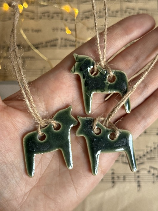 dekoracje świąteczne Koniki ceramiczne zawieszki 3 sztuki z paprocią