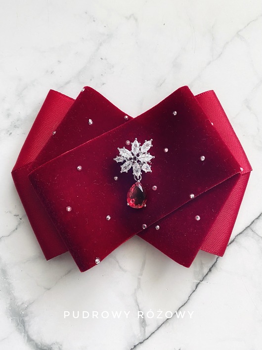 broszki Aksamitna Brosza z delikatnym kryształkiem