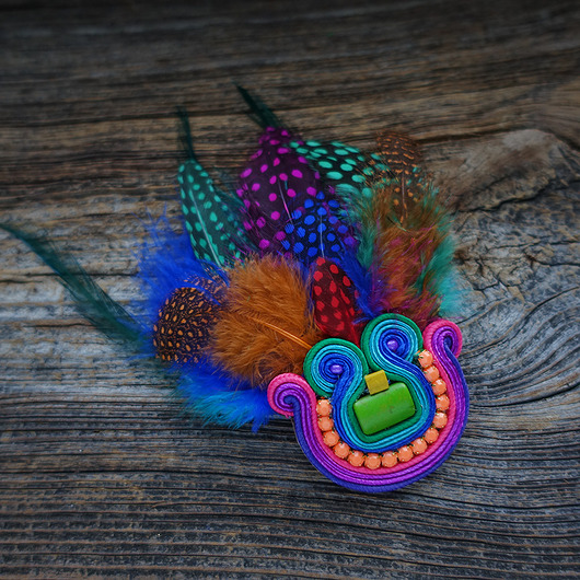 broszki Kolorowa broszka soutache z piórami