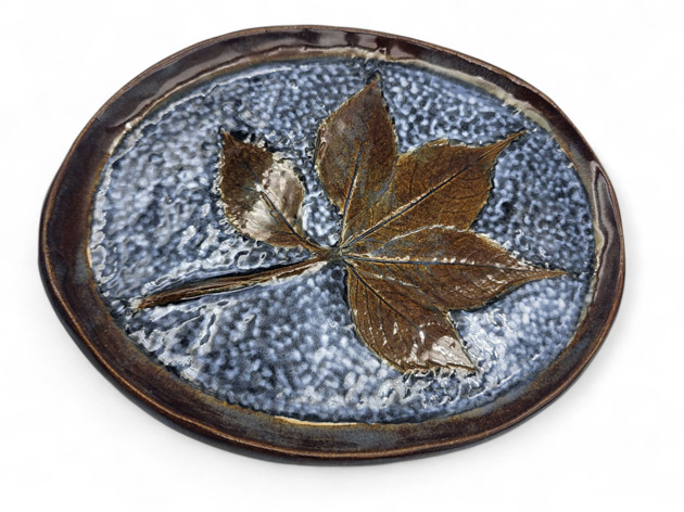 patery i talerze Podstawka z motywem liścia