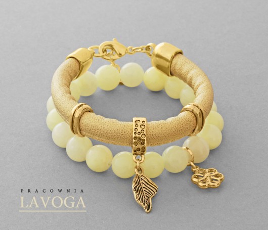 Cream jadel & golden strap set with pendants. Lavoga