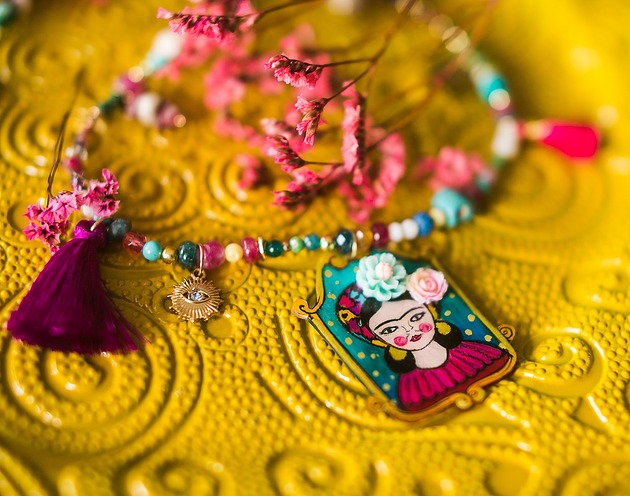 naszyjniki - inne Długi naszyjnik z naturalnych kamieni z medalionem z wizerunkiem Fridy