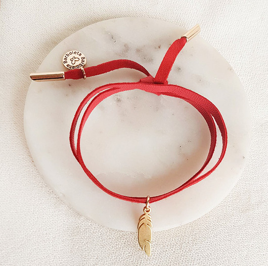 bransoletki skórzane Bransoletka zamszowa z piórkiem czerwona