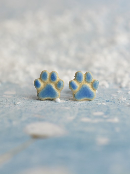 kolczyki ceramiczne Łapki niebieskie- mini ceramiczne kolczyki z łapką