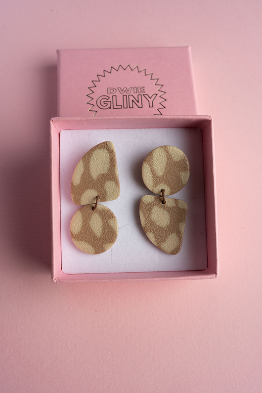 kolczyki z masy plastycznej Wiszące asymetryczne sztyfty Bambi print