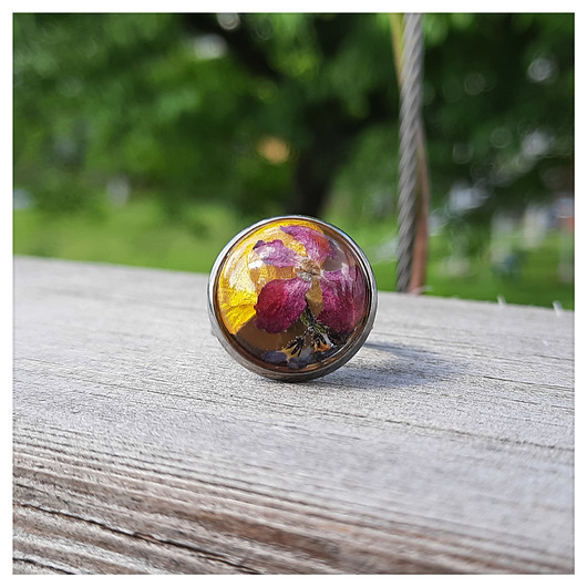 Mały pierścionek z kolorowymi kwiatami Figa handmade accessories
