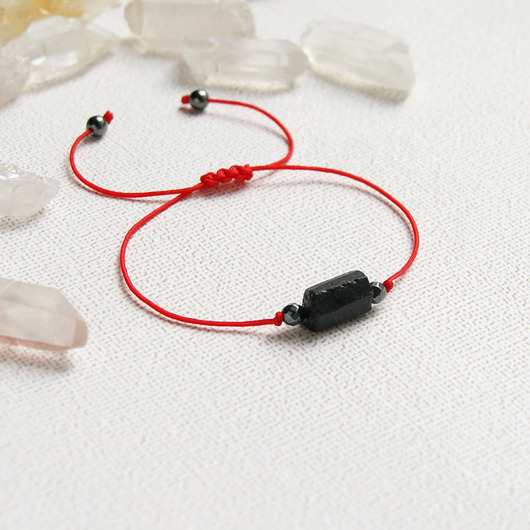 bransoletki z kamieni naturalnych Ochronna bransoletka - czarny turmalin : czerwony sznurek