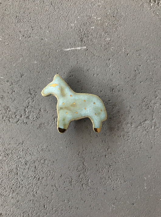 Ceramiczna broszka Koń niebieski w kropeczki ELEMTHEBRAND