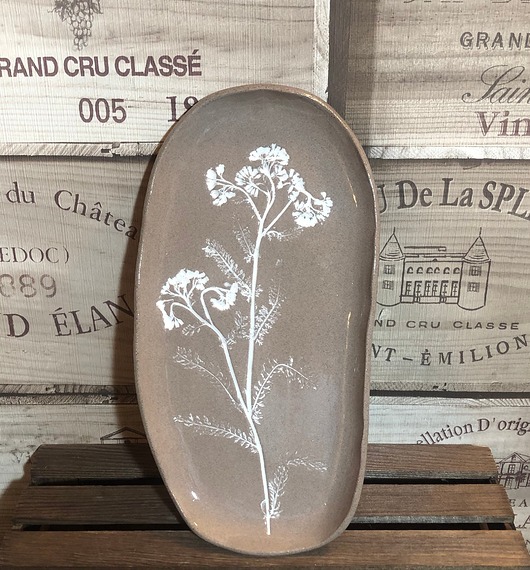 patery i talerze Beżowa patera z kwiatem