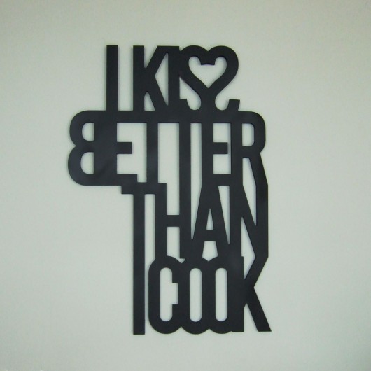Napis I KISS BETTER THAN I COOK czarny Rabose Workshop
