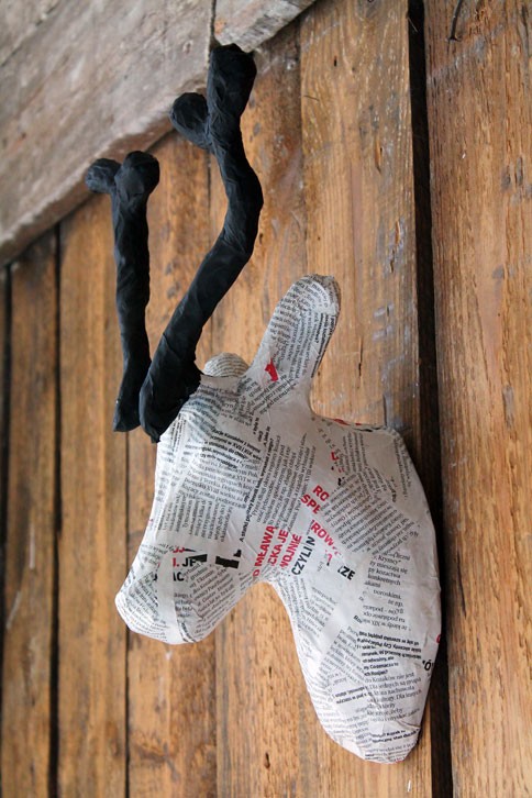 Jelonek gazetowy z czarnymi rogami PAPER SCULPTURE