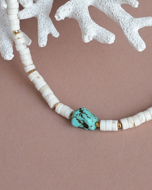 chokery Biały naszyjnik choker z niebieskim howlitem