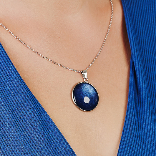 wisiory Okrągły wisior w perłowym odcieniu nocy Dolunay