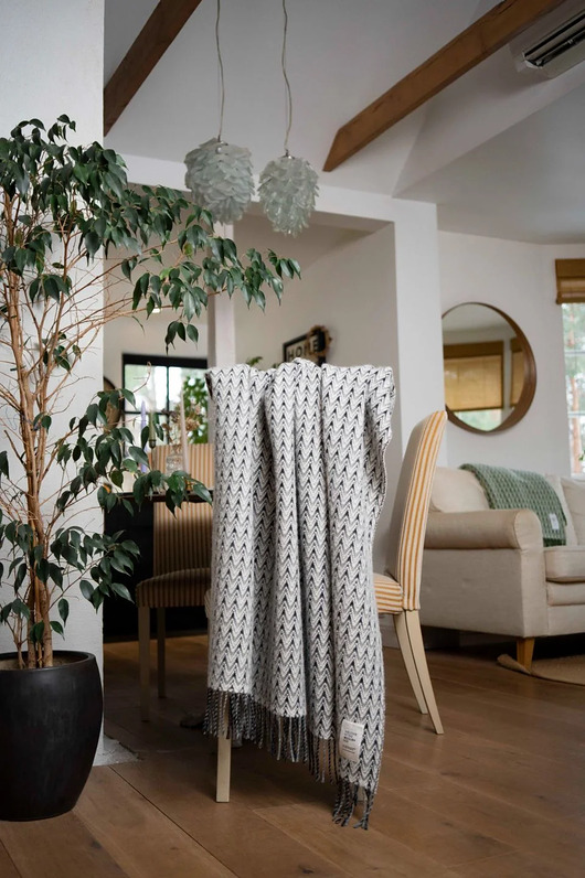 koce i narzuty AMAI w kolorze szarym