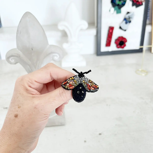 broszki Broszka BZYK 4 ręcznie haftowana przypinka owady koraliki dzień kobiet