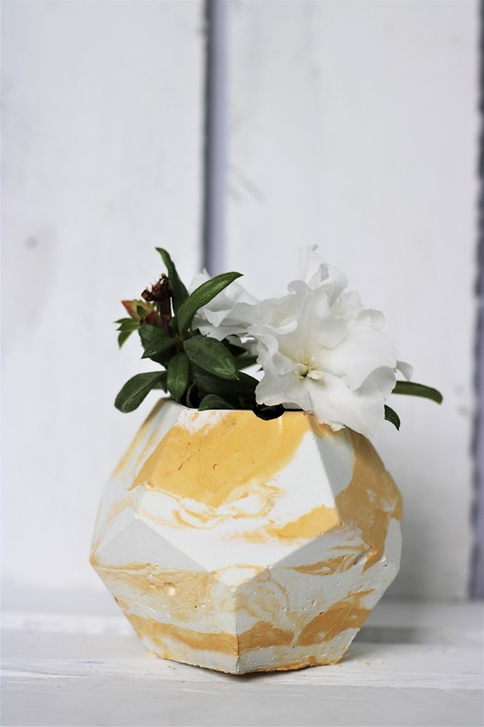 Doniczka z betonu 5KĄT MARBLE YELLOW SBN Design