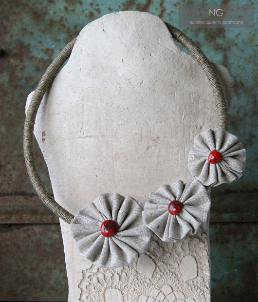 Lniana kolia z ceramicznymi elementami. NG Autorska bizuteria ceramiczna
