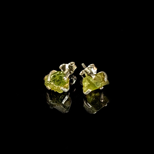 kolczyki srebrne Kolczyki srebrne surowa zieleń oliwinów