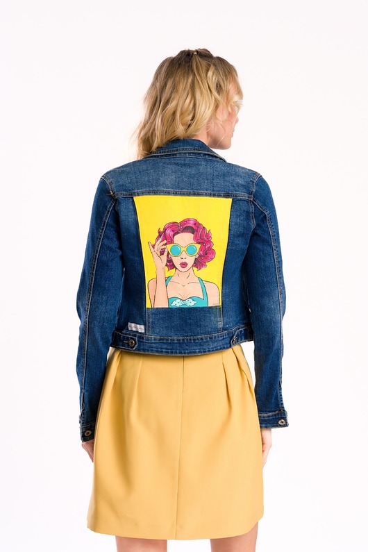 kurtki damskie Kurtka jeansowa z ręcznie malowanym motywem "Pop-Art Girl", upcykling