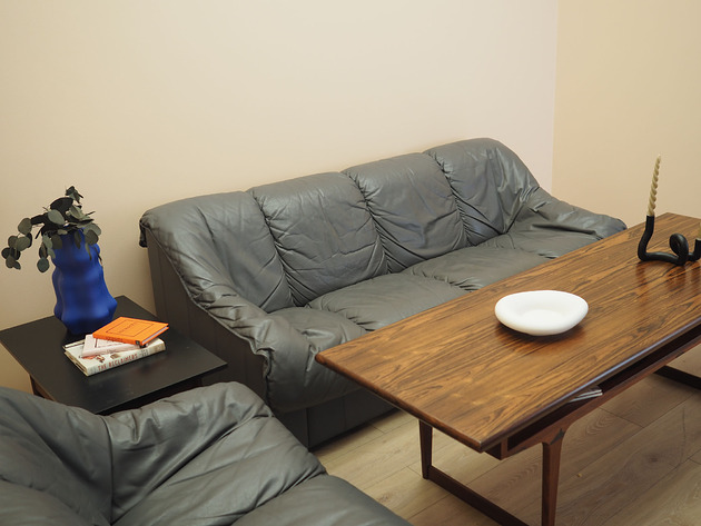 sofy i szezlongi Włoska sofa trzyosobowa w szarej skórze, lata 70.
