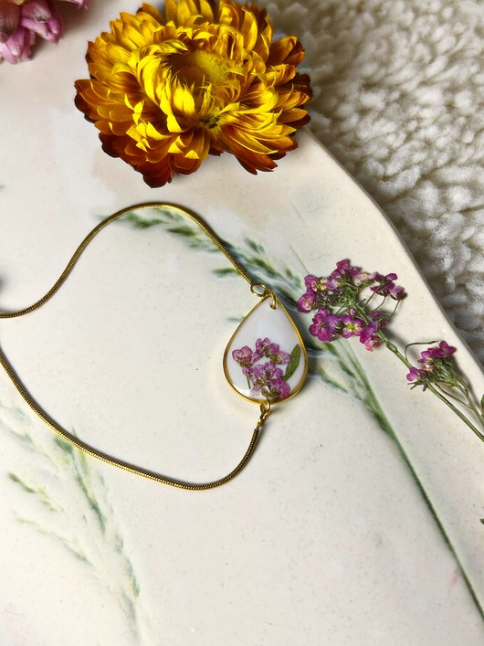 bransoletki z żywicy Piękna bransoletka z kwiatami w żywicy