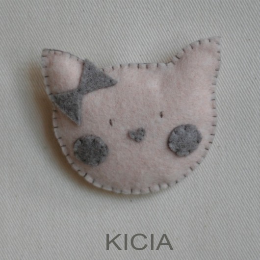 KICIA - broszka z serii HUG ATTACK! OlivonOli