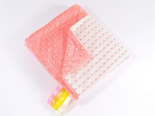 Uroczy kocyk Minky 400g 75x100cm Serduszka Coral Myszakowo