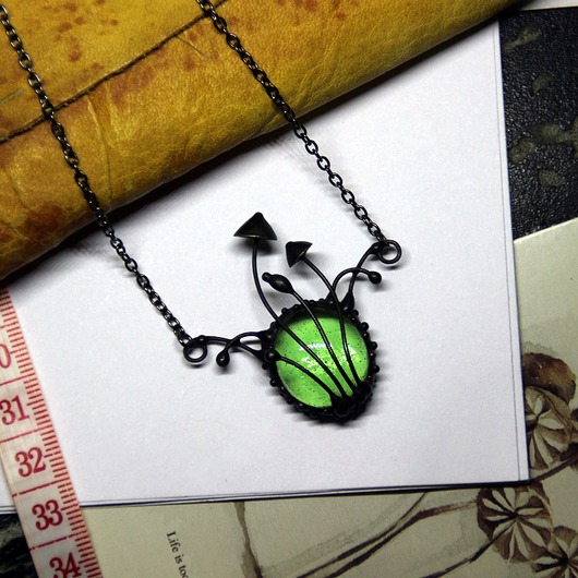 wisiory Wisior leśny z magicznymi grzybami z zielonym szkłem w stylu czarownicy