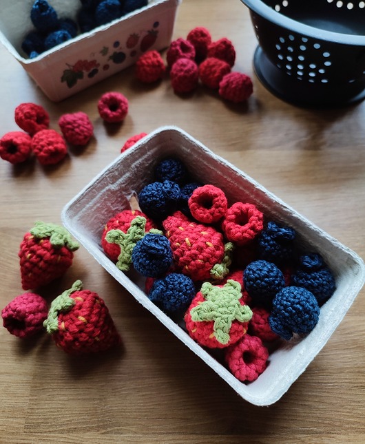 Obraz przedstawiający Zabawki do kuchni dla dzieci - szydełkowe owoce truskawki, borówki maliny