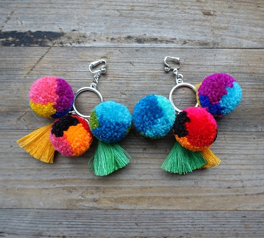 Duże i etniczne klipsy boho z pomponami Mró Soutache