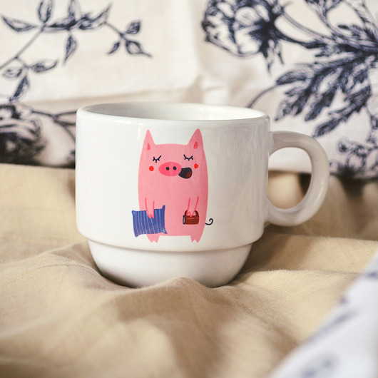Śpiąca świnka z poduszką- kubek coffee mini Ja Cię Broszę